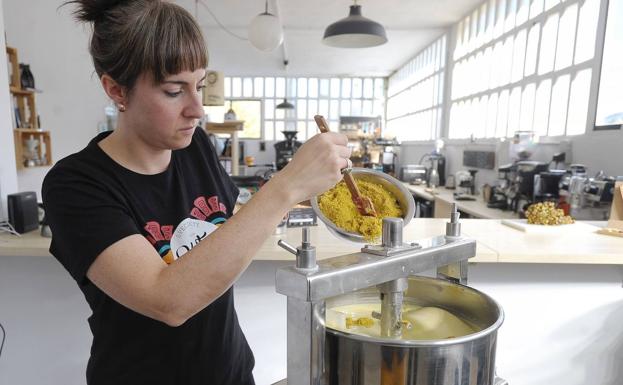 Raquel González, en el taller de Kaitxo.