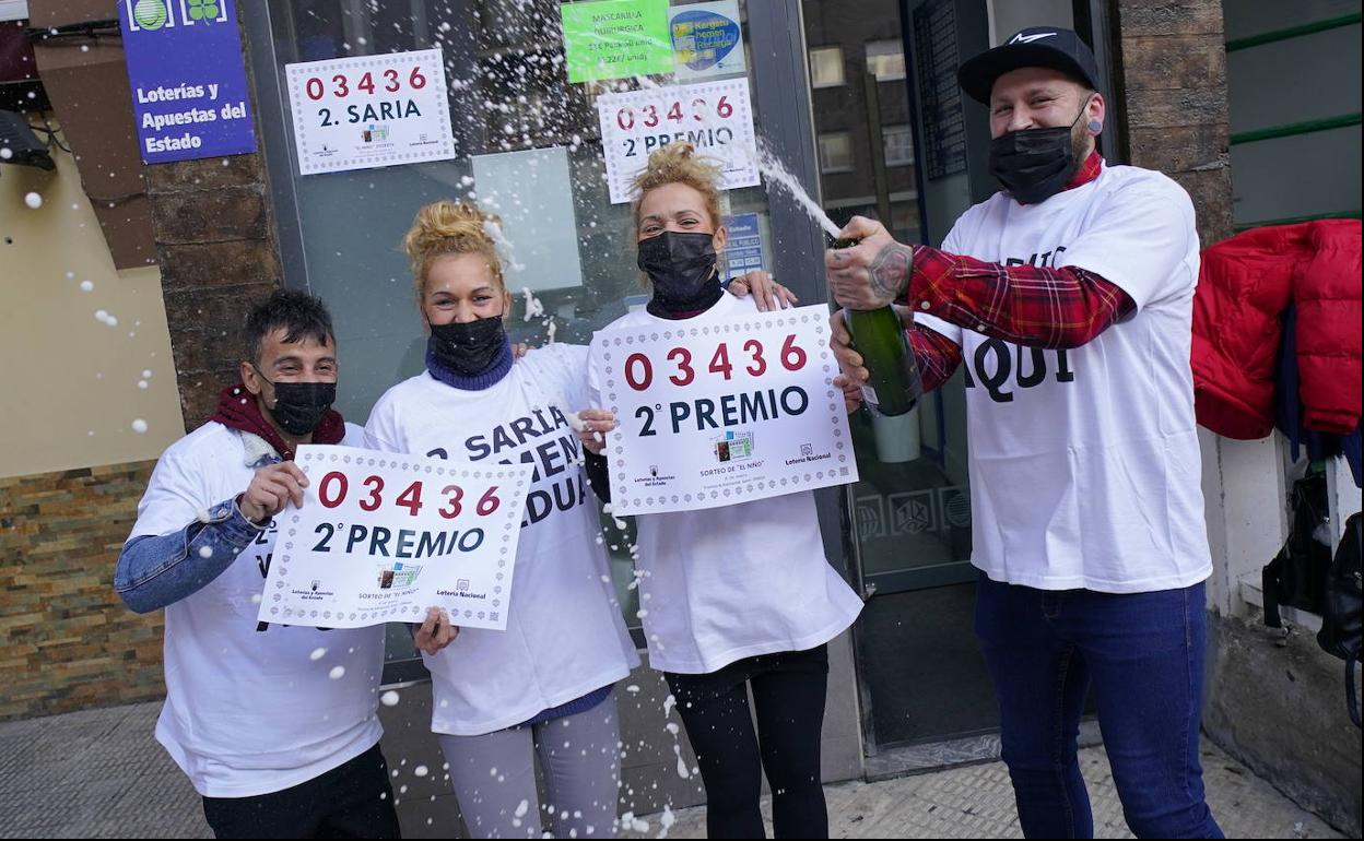 Sandra y Dona Losada, junto a sus maridos Alex Laucirika y Alain Jiménez, celebran haber vendido un décimo del segundo premio de 'El Niño'. 