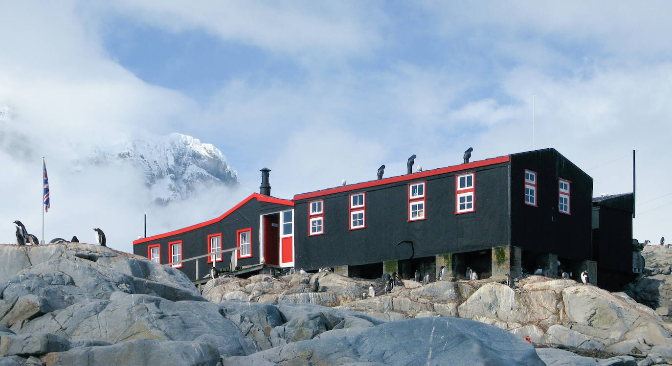 1.- Port Lockroy (Antártida) | Es la oficina de correos más meridional del planeta y uno de los principales destinos turísticos de la Antártida. Desde allí se envían tarjetas y cartas que tardan hasta seis semanas en llegar a sus destinos.