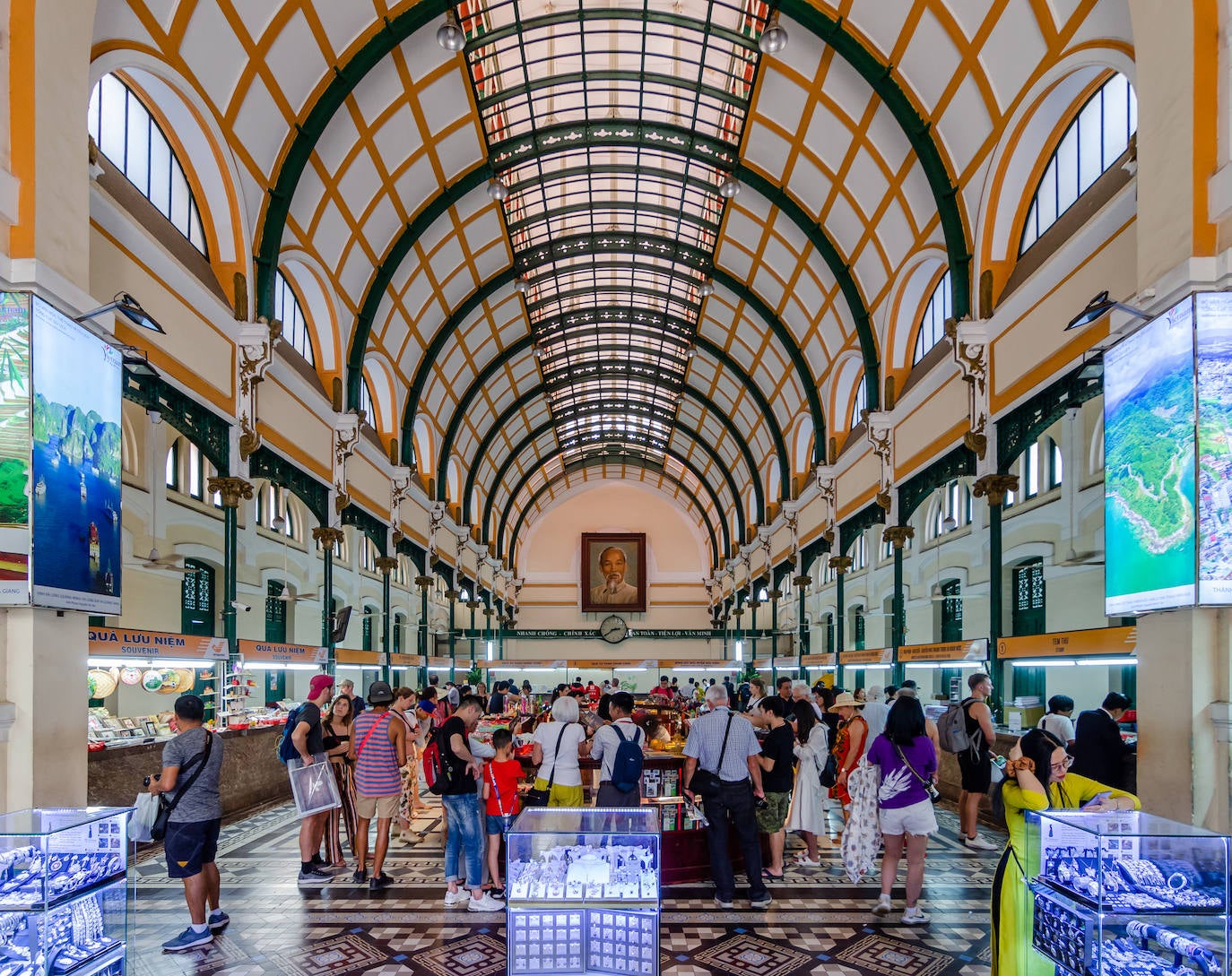 La Oficina Central de Correos de Saigón fue construida a finales del siglo XIX por el prestigioso estudio de arquitectos de Gustave Eiffel.