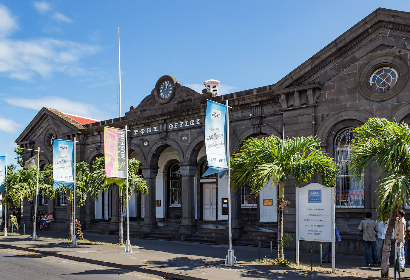 6.- Oficina de correos en Port Louis (isla de Mauricio) | Port Louis fue fundado en 1735 por colonos franceses. Es la capital y la ciudad más grande de Isla Mauricio. Su oficina de correos, uno de los principales atractivos del lugar, aún conserva su carácter colonial.