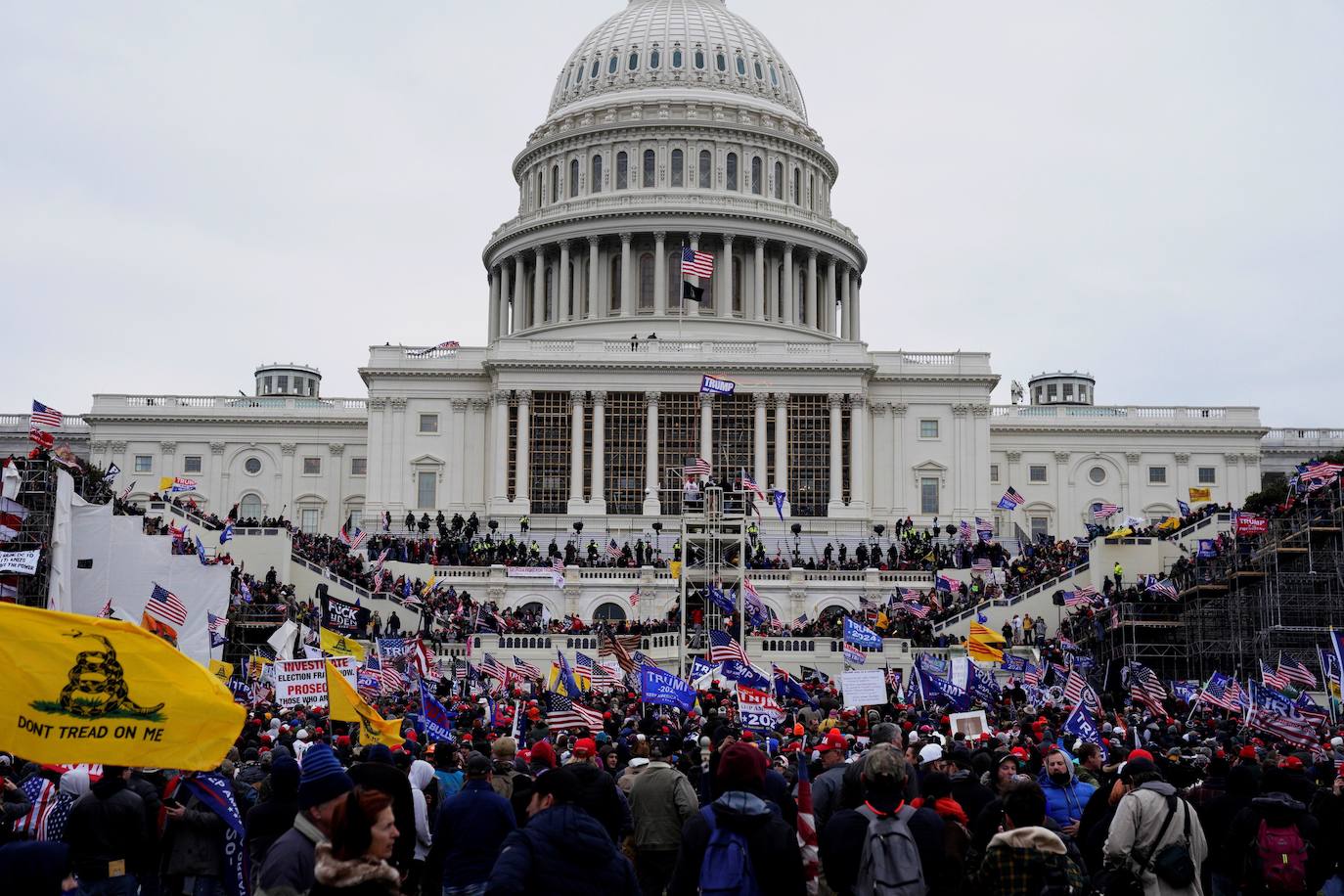 Fotos: Decenas de manifestantes irrumpen en el Capitolio