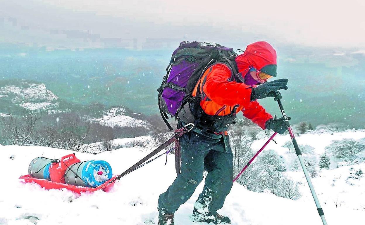 Joseba Elorrieta tira de la pulka, con la que sube material hasta el refugio, cargada en esta ocasión de gasolina. 
