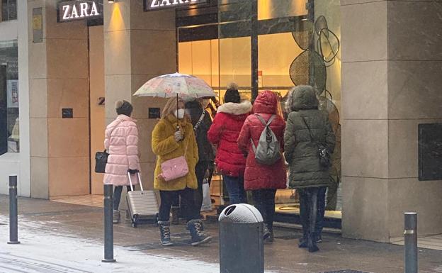 Algunos clientes hacían cola también en la entrada de Zara. 