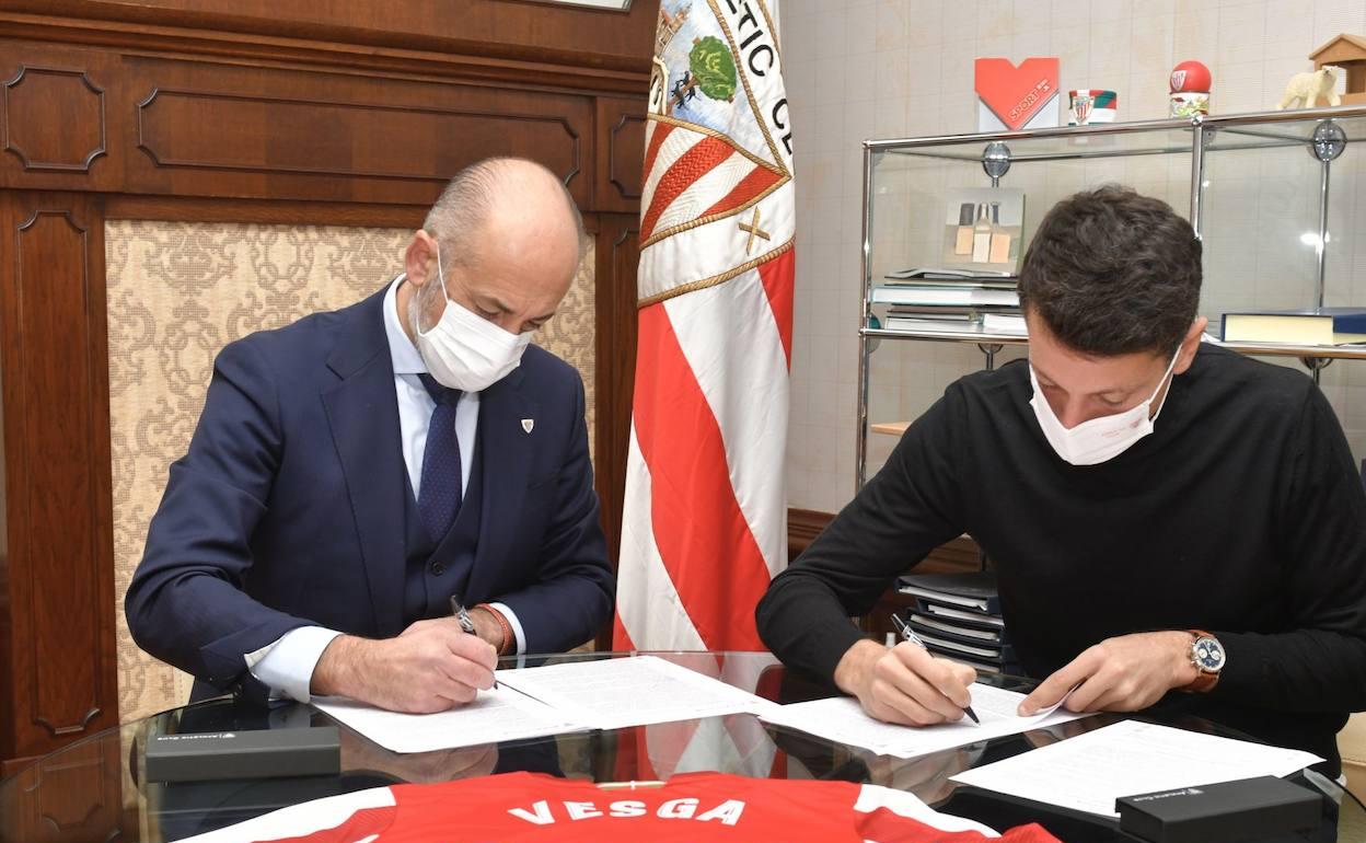 Vesga firma su contrato junto a Elizegi. 