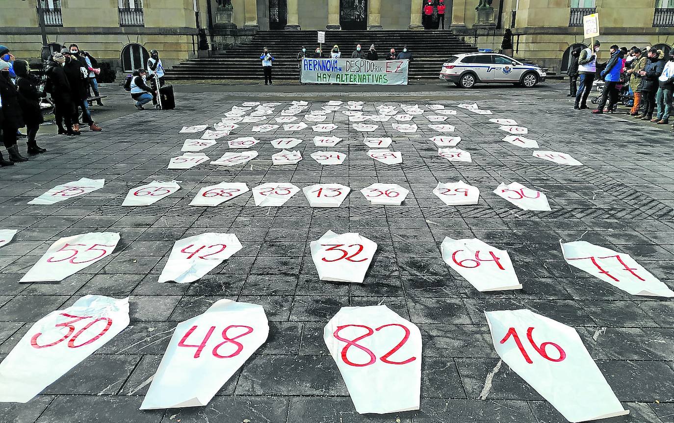 En la protesta del comité de Aernnova frente al Palacio foral se colocaron 'ataúdes' de plástico para simbolizar los despidos en Berantevilla.