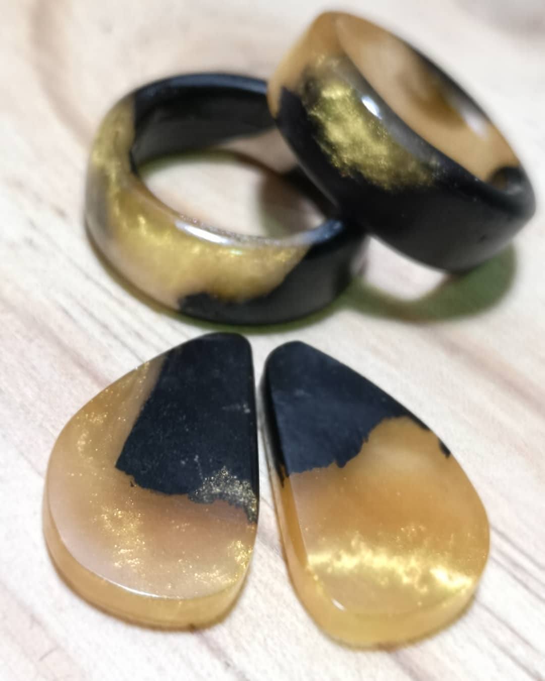 Fotos: Los anillos con paisaje en su interior y pendientes de madera que nacen en un taller de Júndiz