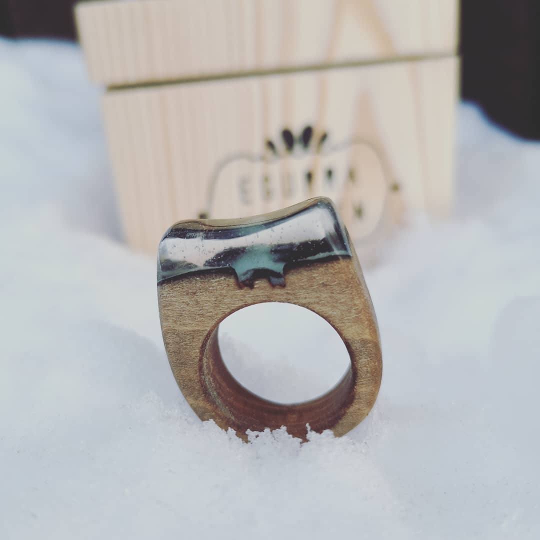 Fotos: Los anillos con paisaje en su interior y pendientes de madera que nacen en un taller de Júndiz