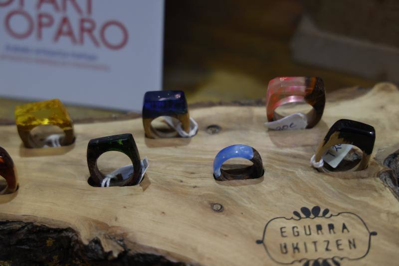 Fotos: Los anillos con paisaje en su interior y pendientes de madera que nacen en un taller de Júndiz