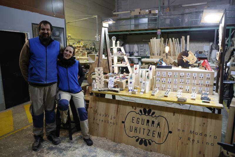 Fotos: Los anillos con paisaje en su interior y pendientes de madera que nacen en un taller de Júndiz