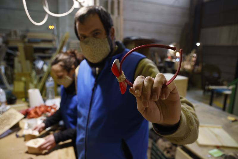 Fotos: Los anillos con paisaje en su interior y pendientes de madera que nacen en un taller de Júndiz