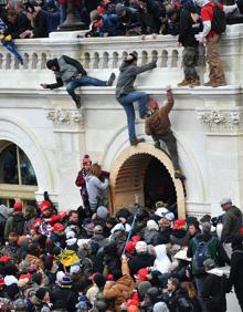 Imagen secundaria 2 - Diferentes momentos de la mañana del 6 de enero, en la que cientos de manifestantes pro-Trump intenta acceder al Capitolio.