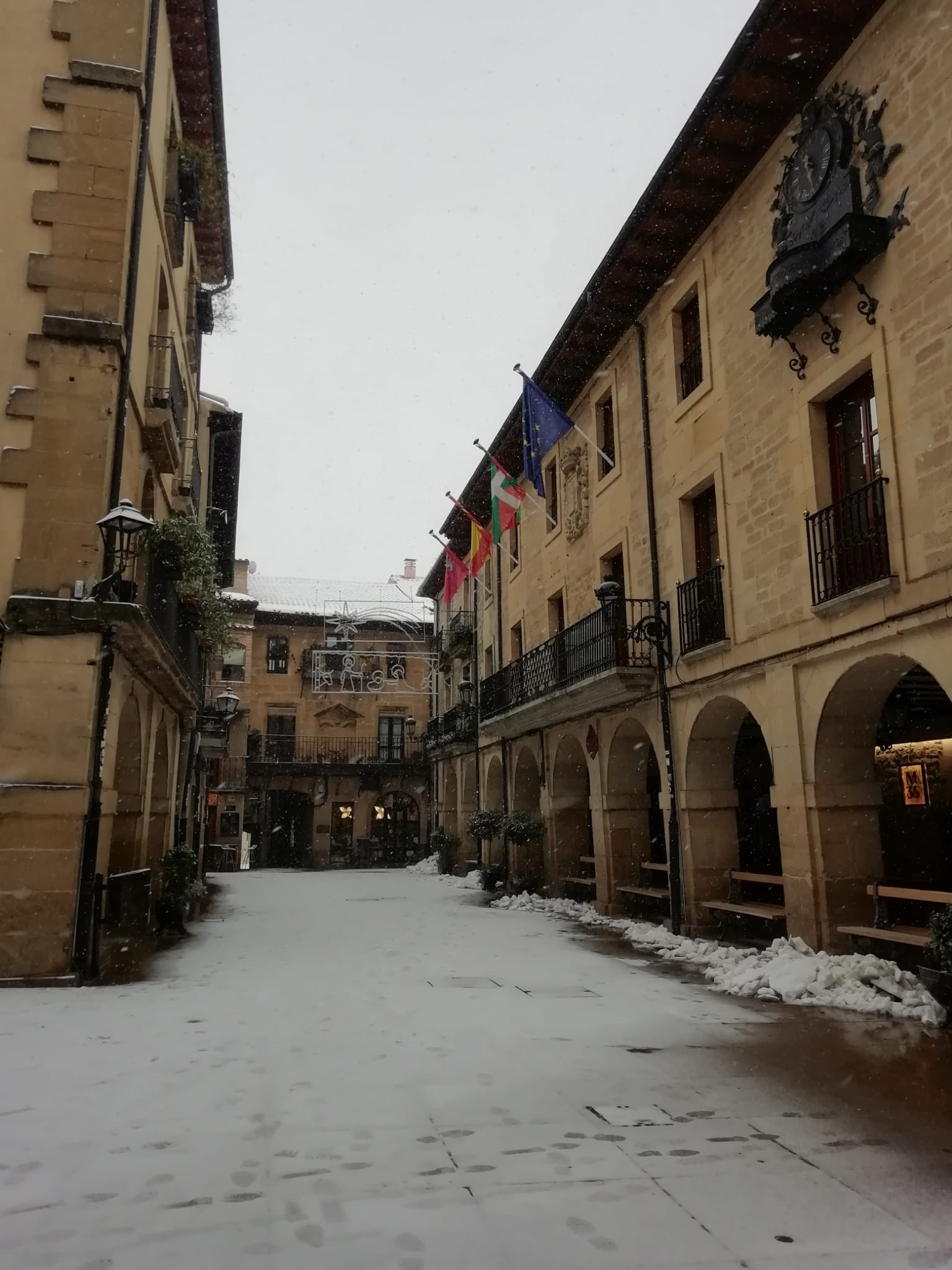 Nieve en la plaza de San Juan de Laguardia.