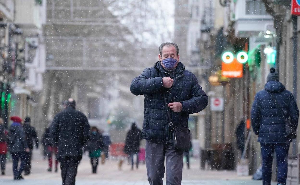 Expertos de Euskalmet: «Mirando el suelo da la sensación que la nevada está siendo mayor de lo que ha caído realmente»