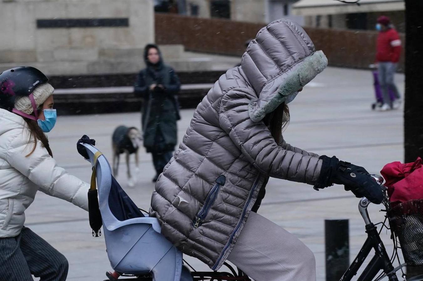 Fotos: Otra jornada con nieve en Álava