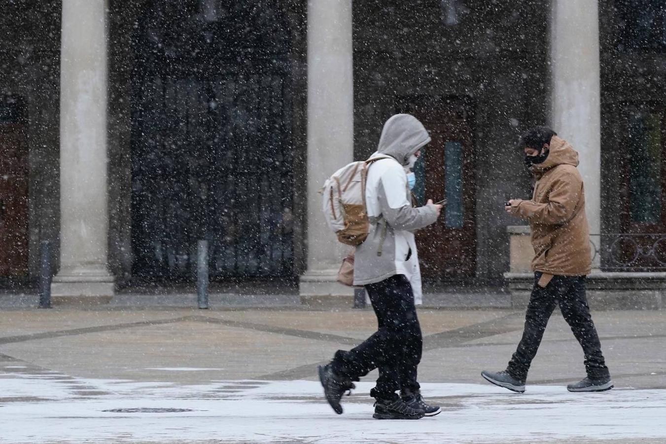 Fotos: Otra jornada con nieve en Álava