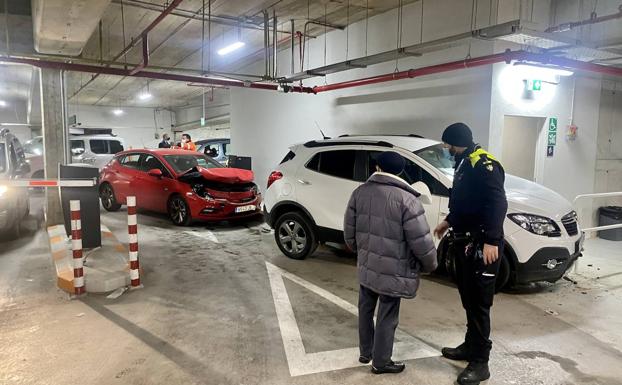 Un agente local con el conductor causante del siniestro. 