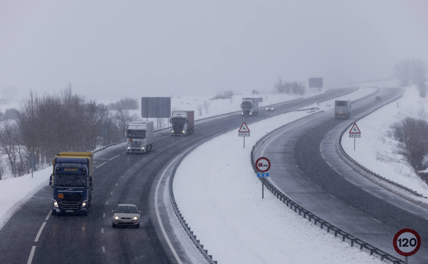 Fotos: Álava se prepara para otra jornada de nieve