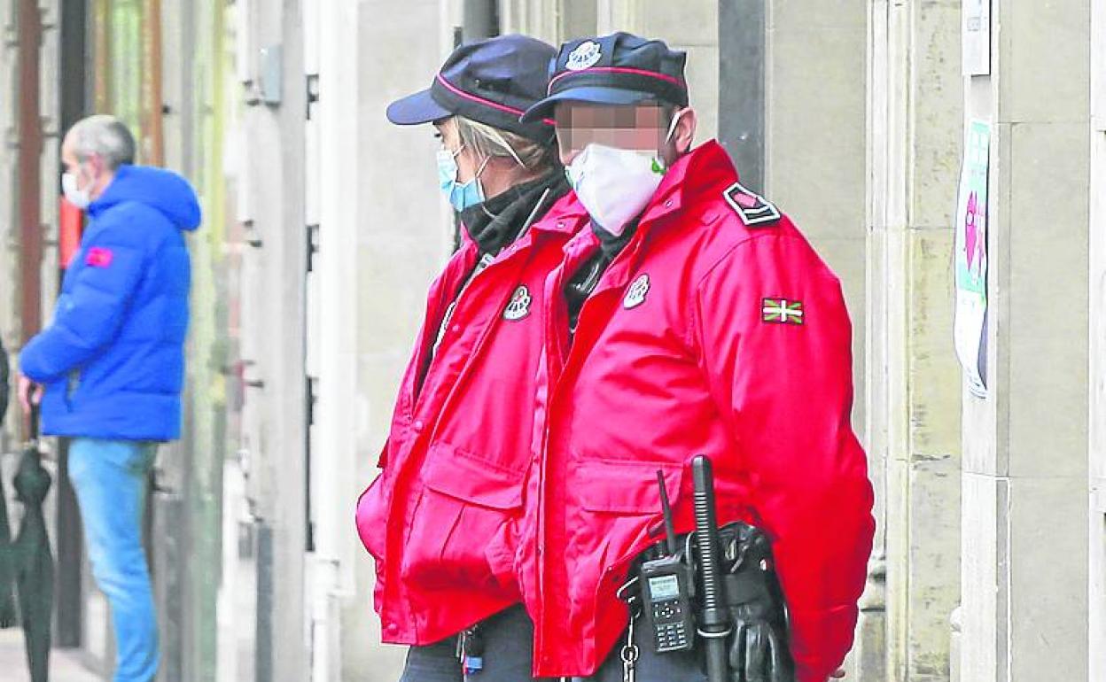 Dos agentes de la Ertzaintza, de patrulla en la calle. 