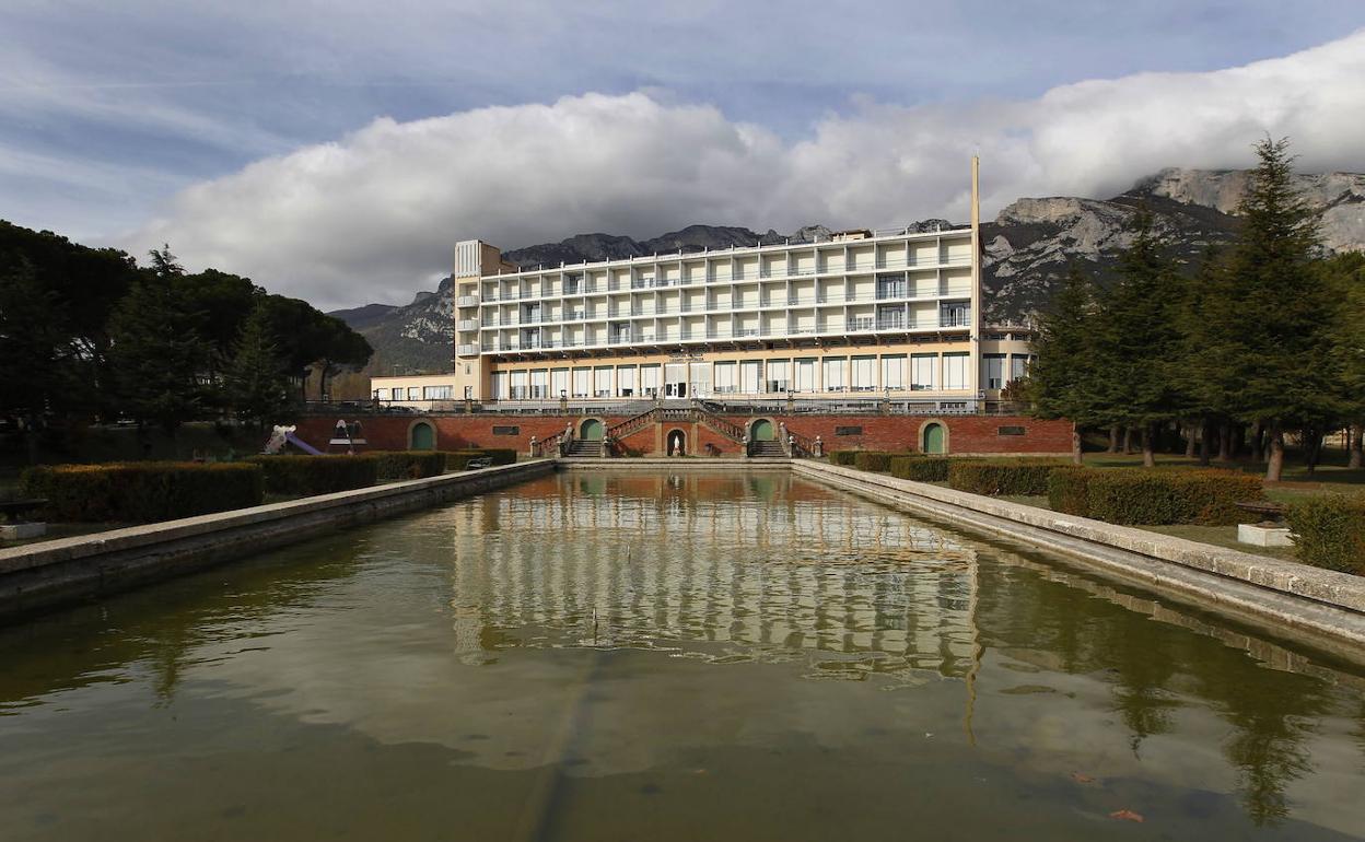 Vista de los jardines y el edificio del hospital de Leza.