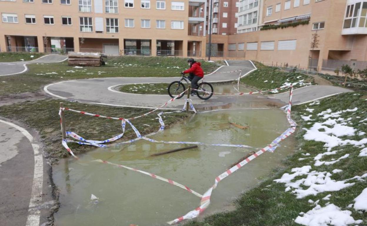 El agua estancada ha sido precintada para evitar accidentes.