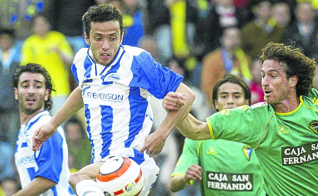 Nené intenta controlar el balón ante un Cádiz que vistió de verde en la única visita del Alavés al Carranza en Primera, en 2006.