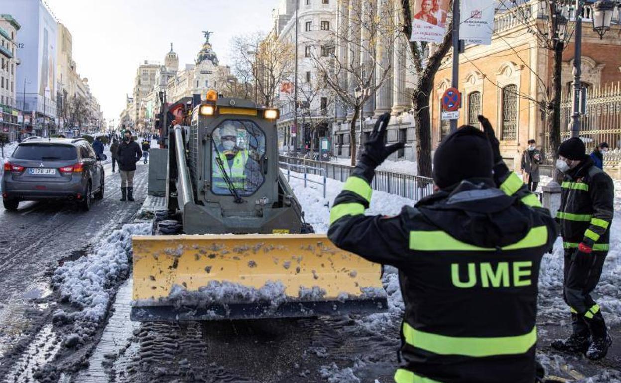 Efectivos de la UME retiran nieve, este domingo, en Madrid.