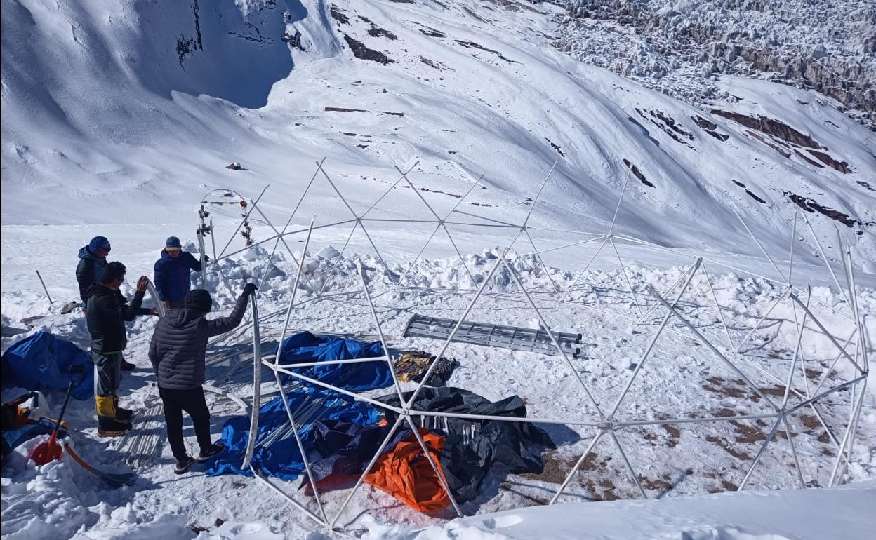 Imagen de cómo se está montando la cúpula en el campo base.