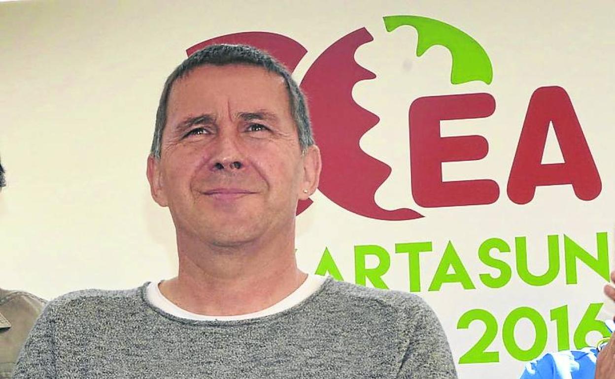 Otegi, en un acto conjunto con líderes de EA. 