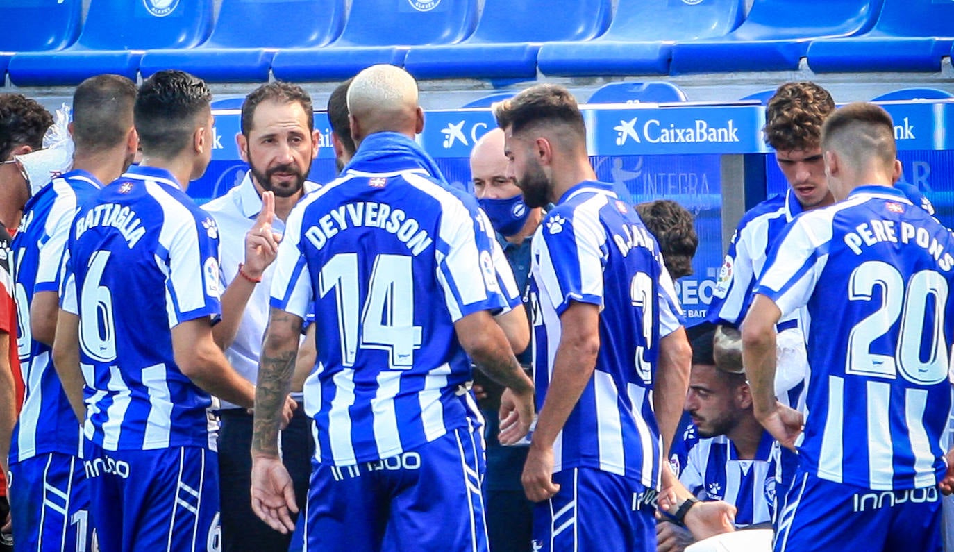 El técnico da instrucciones al equipo durante una pausa de hidratación.