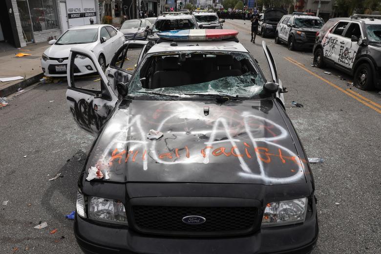 Los coches de la policía de LAPD dañados durante las protestas.