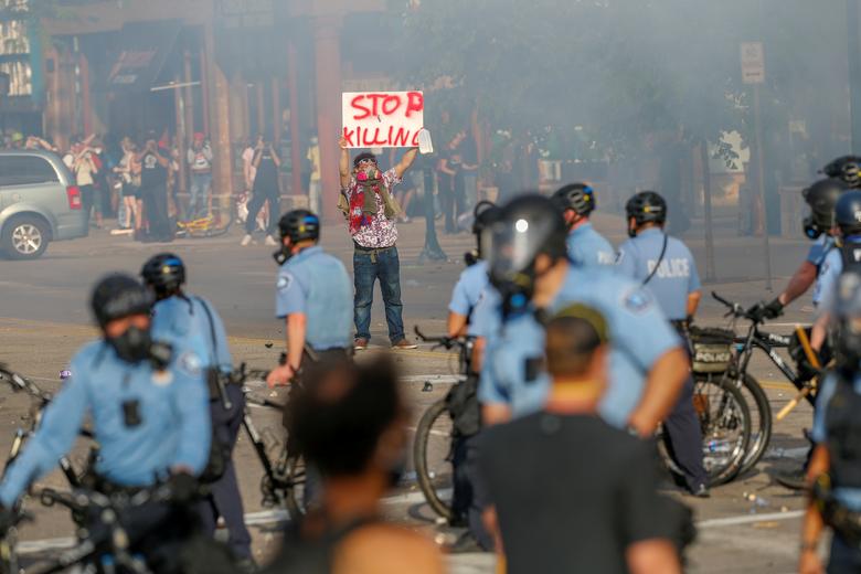 La gente se reúne cerca del tercer recinto de la policía de Minneapolis después del asesinato de Floyd.