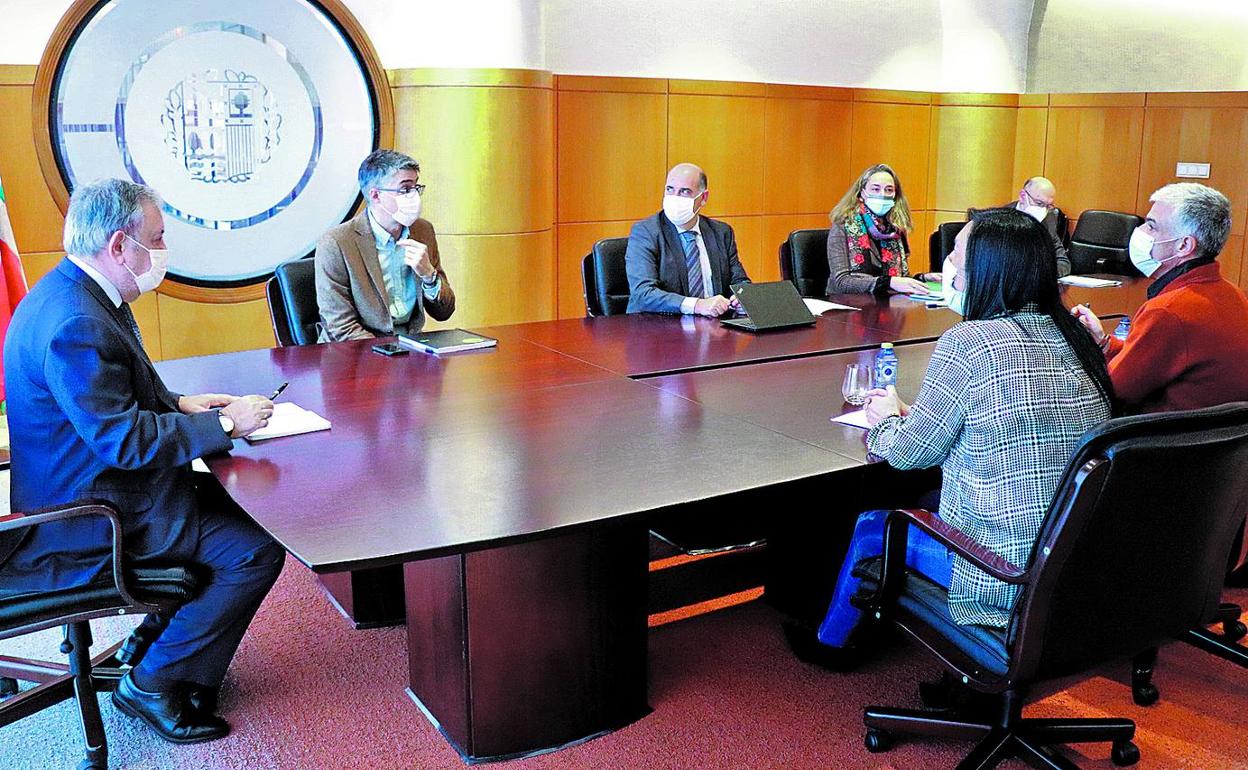 El equipo del consejero Azpiazu, reunido ayer con la delegación de Vox, integrada por Amaia Martínez y Nicolás Gutiérrez. 