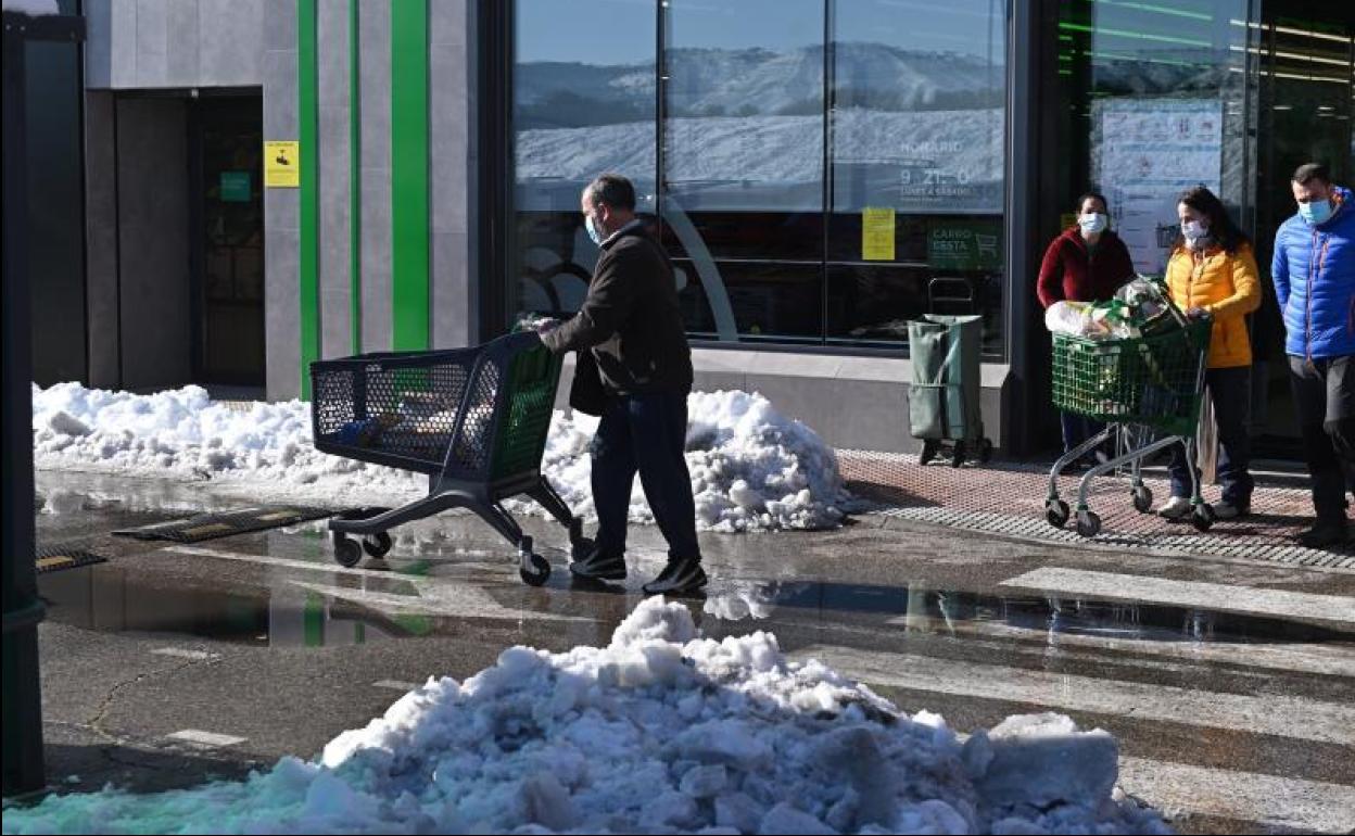 Llega el abastecimiento a las tiendas y Barajas va recuperando el pulso