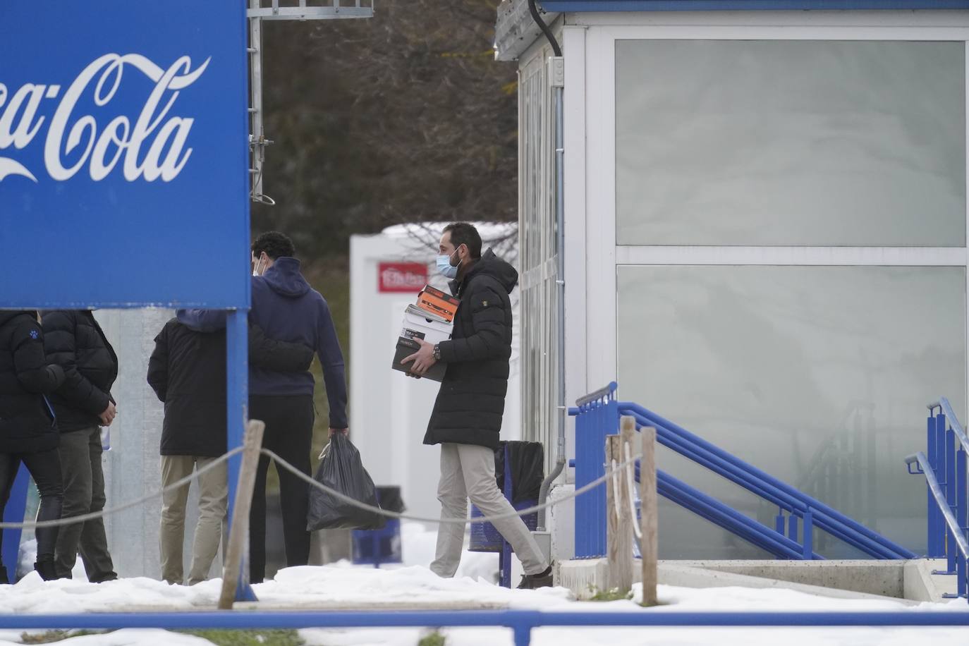 Machín abandona Ibaia con pertenencias personales en cajas en la tarde del lunes, tras su despido esta mañana. 
