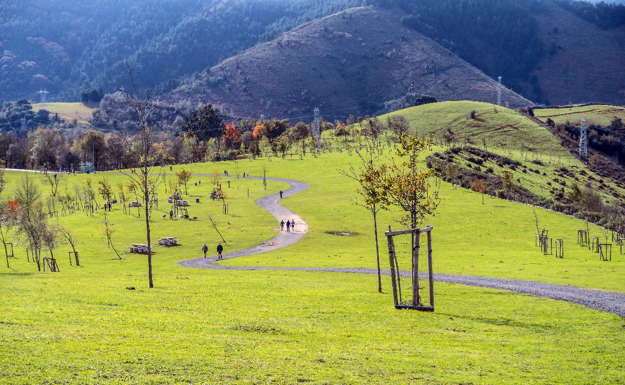 El paseo hacia el monte Arraiz desde el centro de Bilbao conduce a espacios abiertos acondicionados para el descanso y el deporte. 