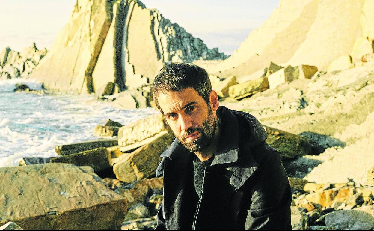 Zabala suele «experimentar con sonidos creando tensión y relajación» y así ha compuesto piezas para televisión, cine y teatro. 