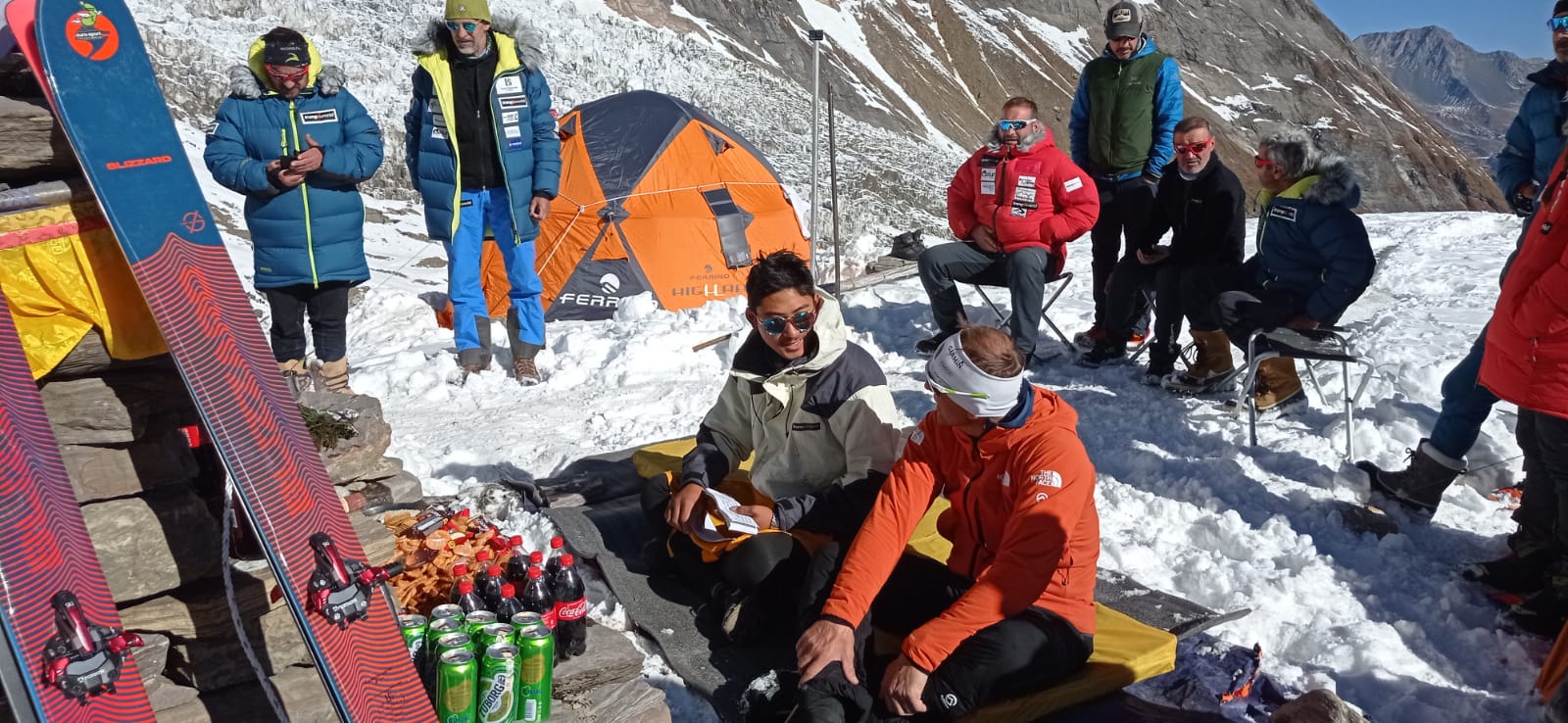Fotos: El ritual budista de Txikon y su expedición para que la montaña les ayude en su ascensión al Manaslu y vuelvan para contarlo