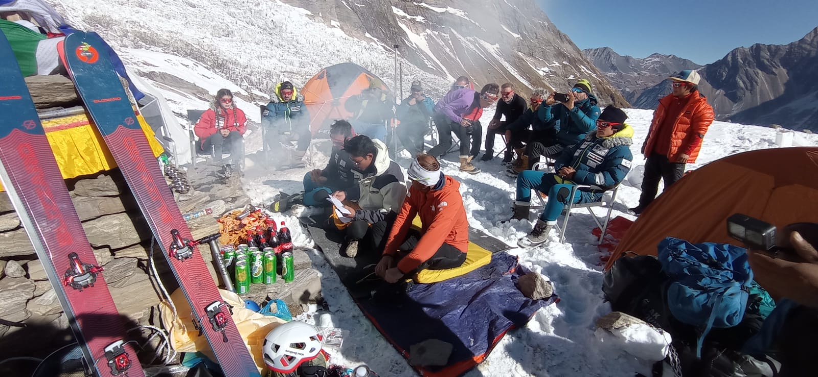 Fotos: El ritual budista de Txikon y su expedición para que la montaña les ayude en su ascensión al Manaslu y vuelvan para contarlo