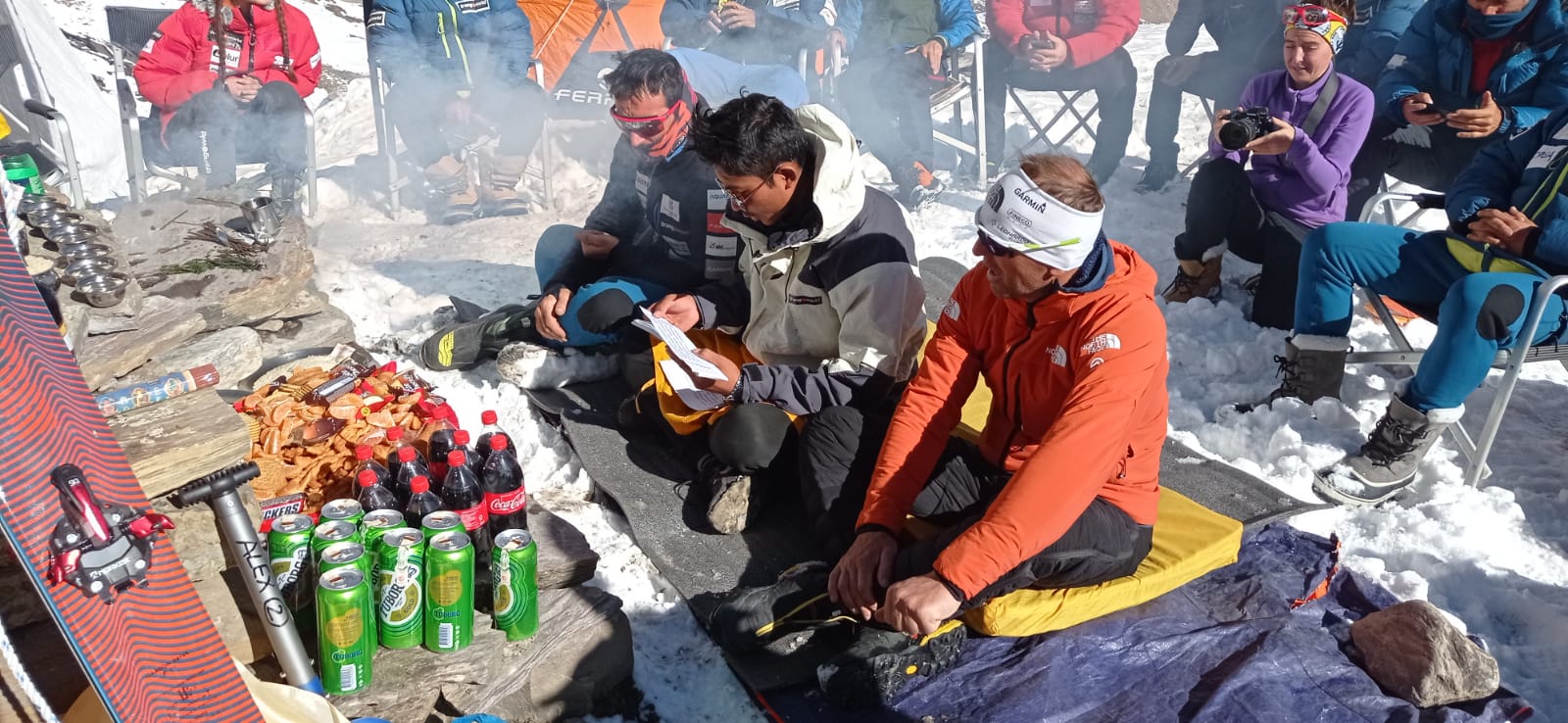 Fotos: El ritual budista de Txikon y su expedición para que la montaña les ayude en su ascensión al Manaslu y vuelvan para contarlo