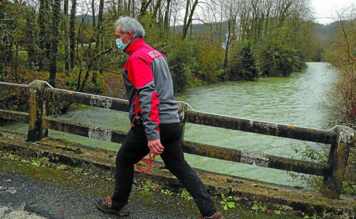 Un agente de la Unidad de Vigilancia y Rescate de la Ertzaintza rastrea la zona en la que apareció el cadáver, junto al río Urola.