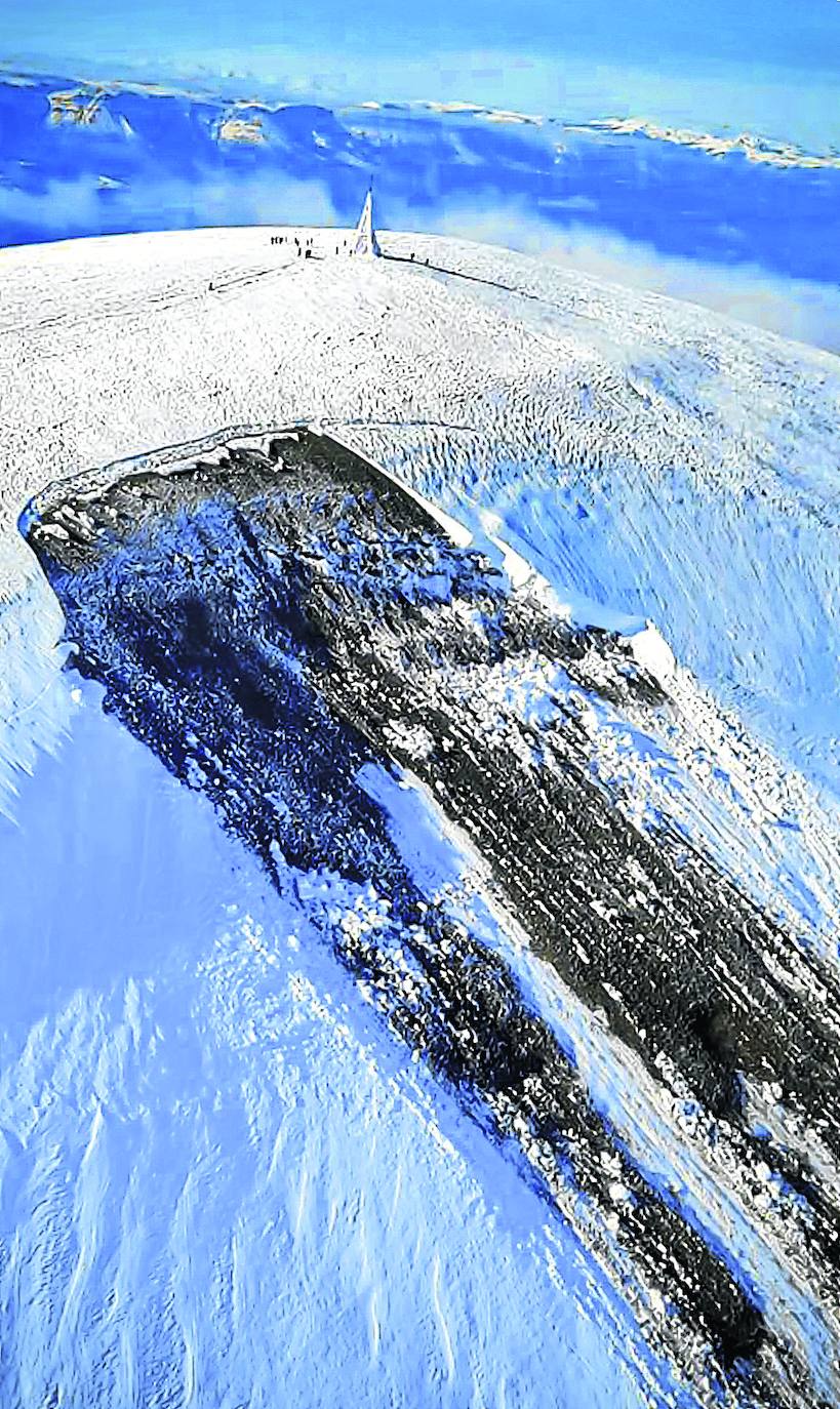 Imagen de la avalancha captada desde un helicóptero de la Unidad de Vigilancia y Rescate de la Ertzantza.