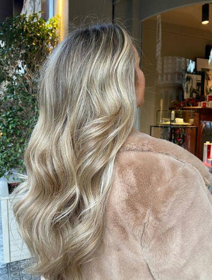Anna Simón cambiaba hace pocas semanas su look para las fiestas navideñas y con él nos ha adelantado otra de las tendencias de color de pelo que estarán presentes este 2021. En este caso se trata de mechas muy finas en color rubio platino. Una opción perfecta para dar luz a los rubios más oscuros, pero también aplicable a las melenas castañas. Al igual que el anterior este también conserva las raíces oscuras por lo que su mantenimiento tampoco es complicado.