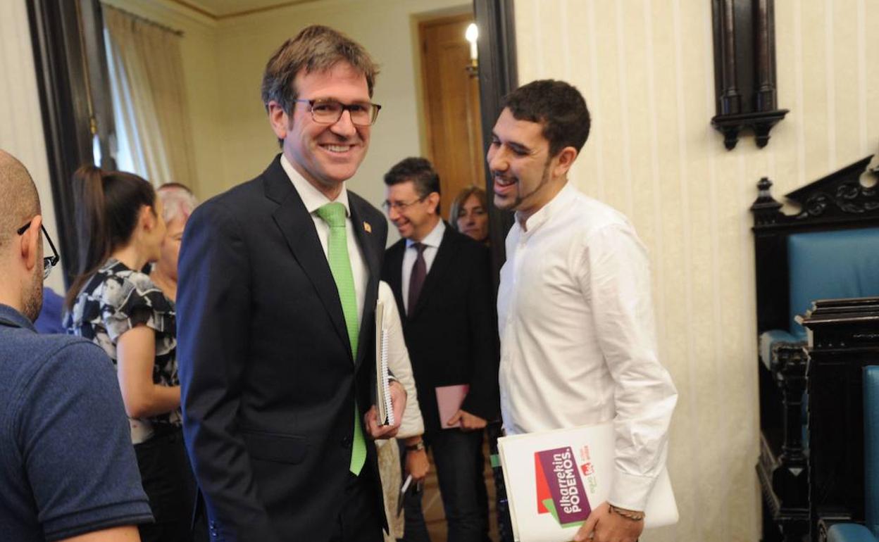 Gorka Urtaran y Óscar Fernández se saludan en un pleno previo a la pandemia.