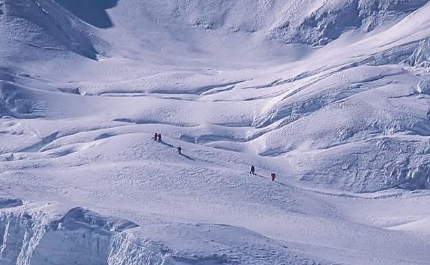 Alex Txikon y los sherpas equipan hasta 6.200 metros 