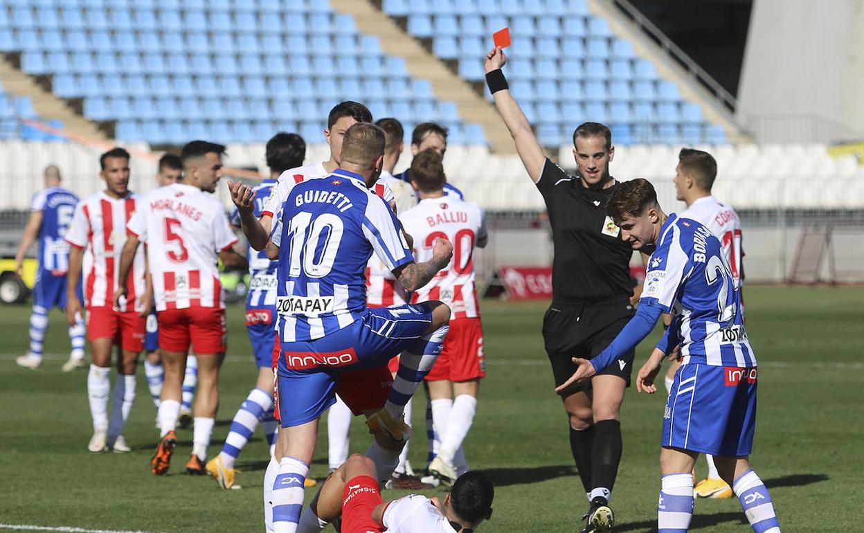 Alberola Rojas muestra la roja a Tomás Pina