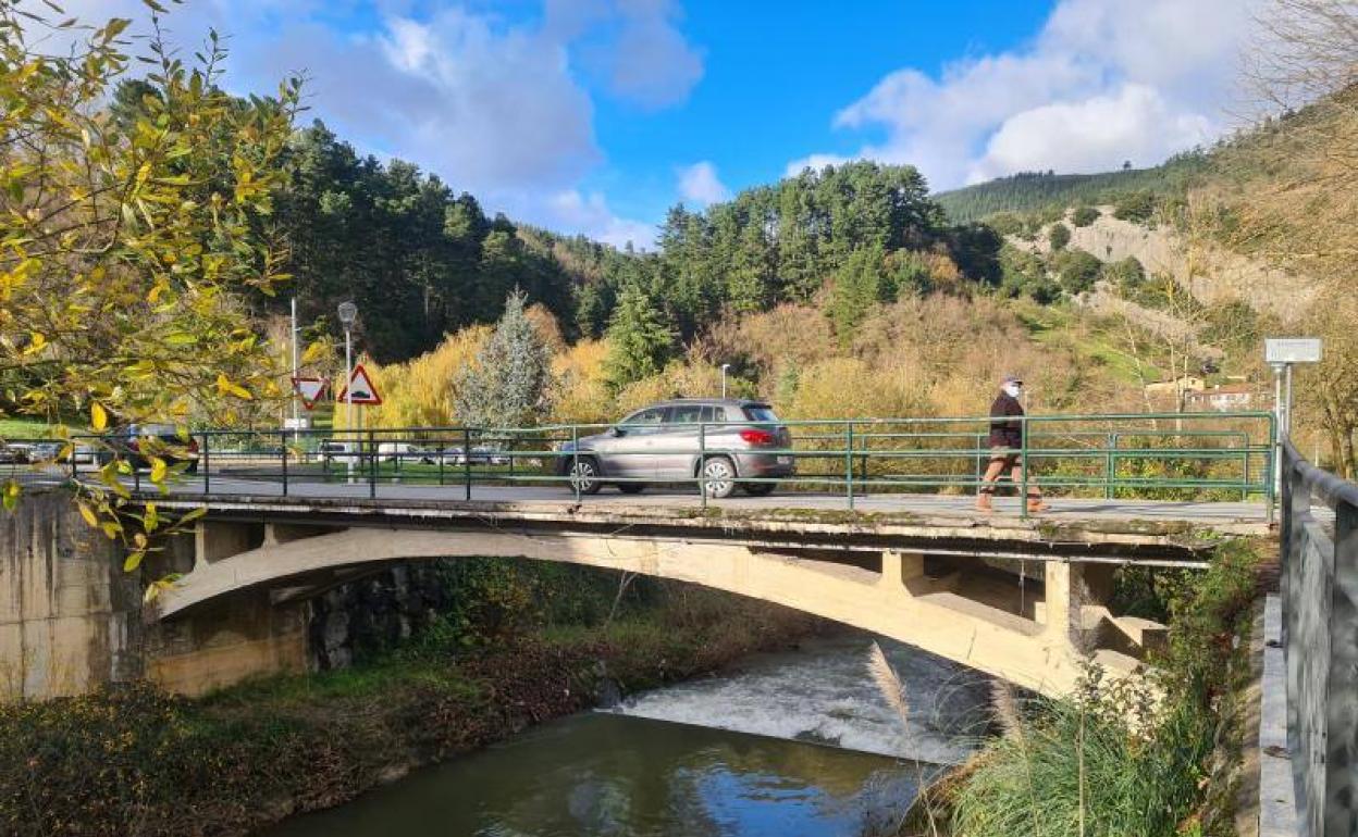 El nuevo paso sobre el río permitirá conectar servicios como la recogida neumática de basuras. 