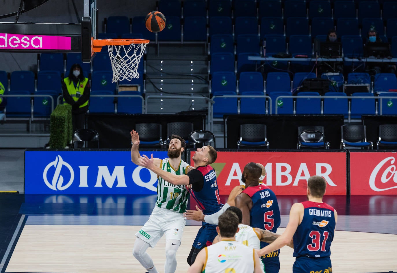 Fotos: Las mejores fotos del TD Systems Baskonia - Real Betis