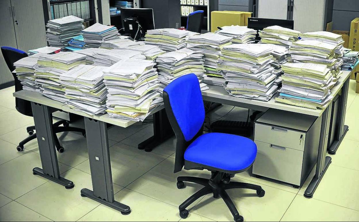 Grandes cantidades de papel se acumulan en las estancias de los juzgados vascos. 