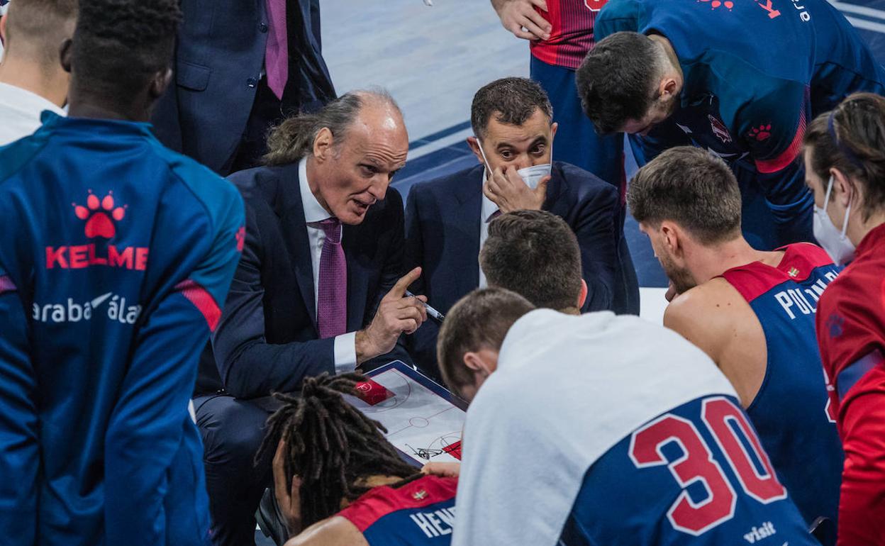 Dusko Ivanovic da instrucciones a sus jugadores durante un tiempo muerto en el duelo frente al Betis.